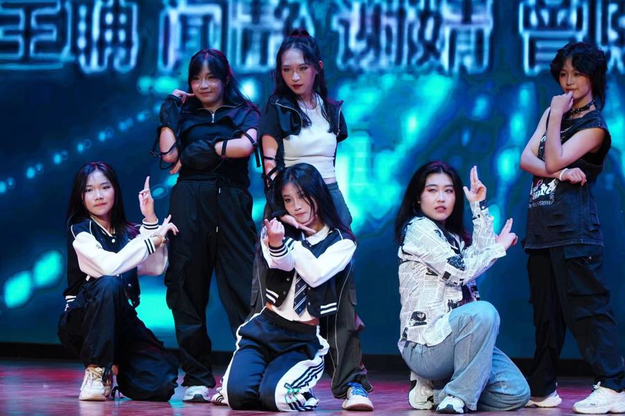 人站在舞台上表演的几个人

低可信度描述已自动生成
