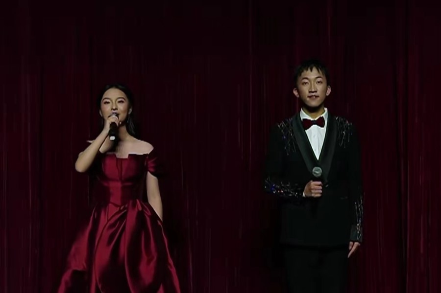 穿西装的男人和女人站在一起

中度可信度描述已自动生成