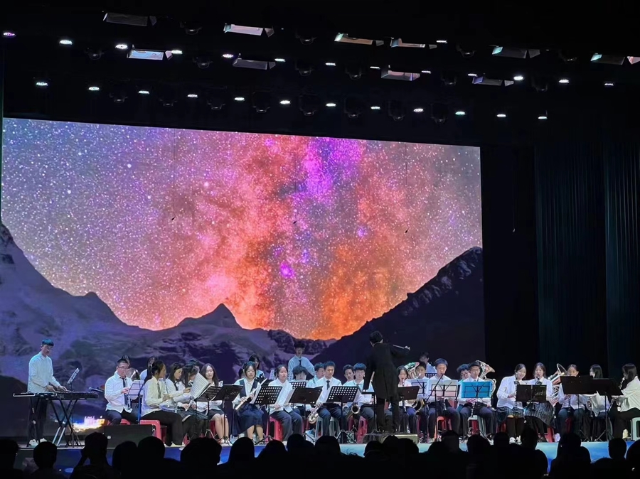 人们在看台上的人和台下的观众

低可信度描述已自动生成