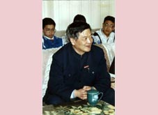 http://www.ynsdfz.org/gaikuang/%E6%A0%A1%E5%8F%8B/%E4%BA%9A%E9%99%86%E5%85%89.jpg