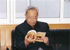 http://www.ynsdfz.org/gaikuang/%E6%A0%A1%E5%8F%8B/%E4%B8%87%E5%93%B2%E5%85%88.jpg