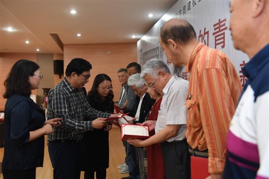 颁发证书  昆明日报 摄