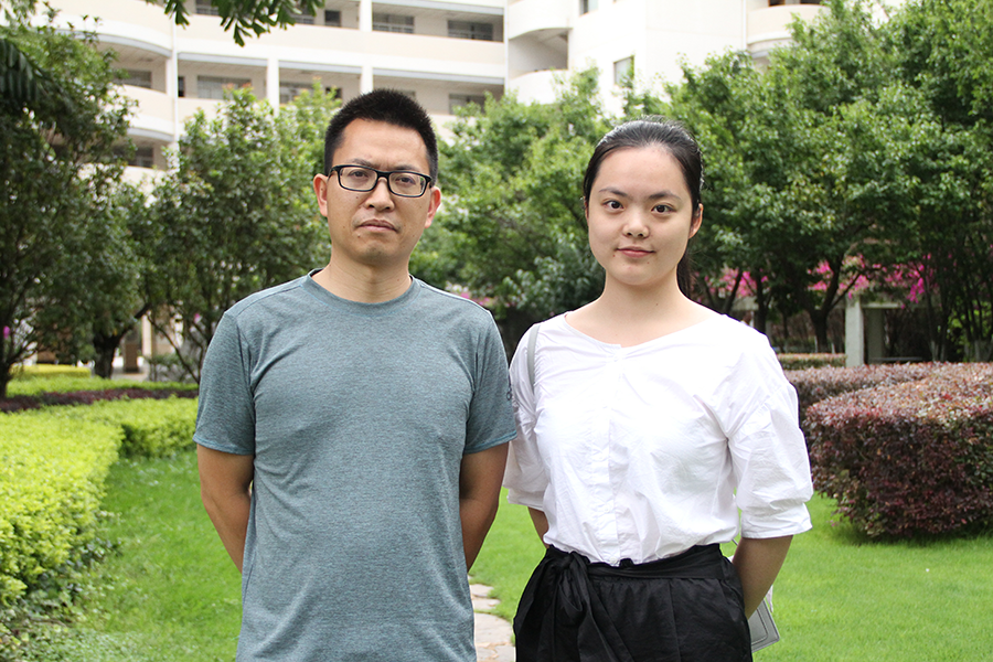 王伊嘉和班主任唐金彬.png