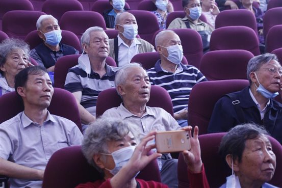 人群拍照